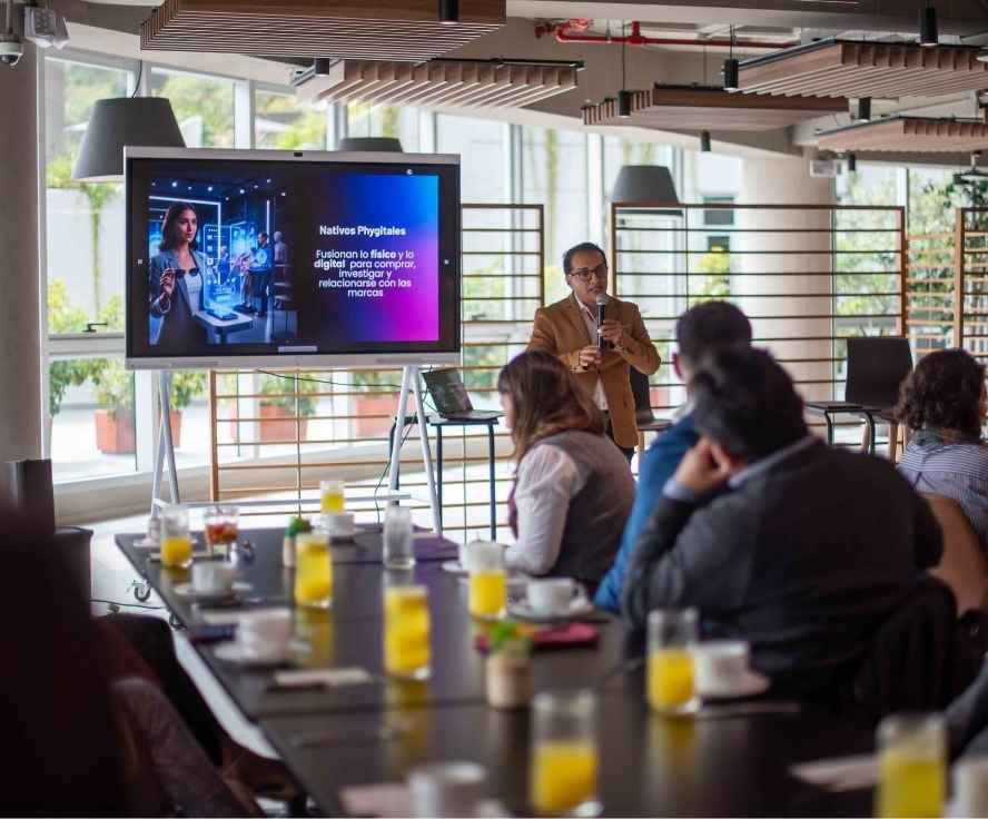 Efrén Ortiz - Charla HubSpot - IA y Loop Marketing